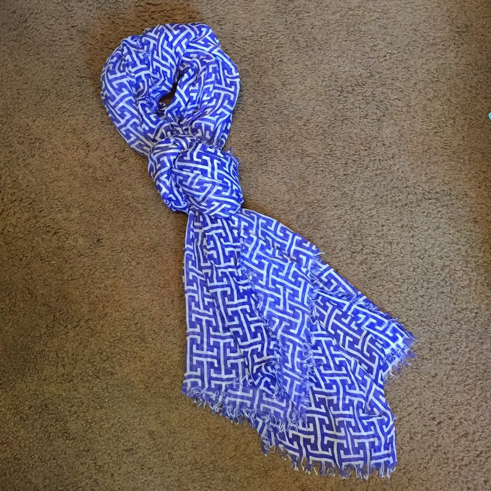 Naturally Knotty Blue and White Pattern Scarf 💙